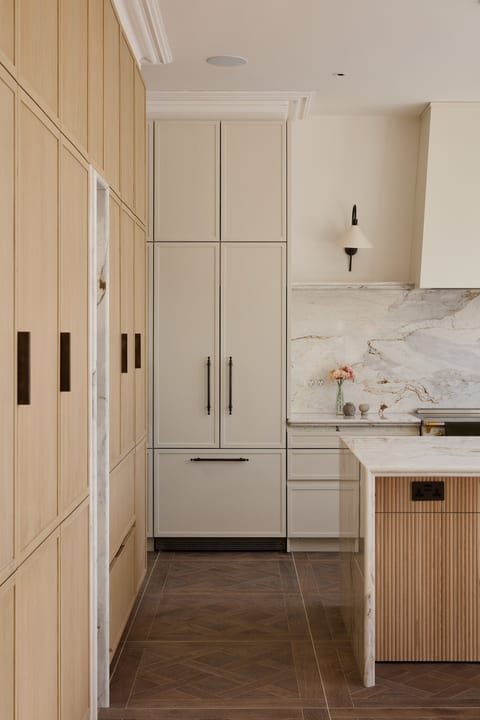 Skinny-shaker timber and lacquer cabinetry with quartzite worksurfaces and splashback in a Wimbledon kitchen.