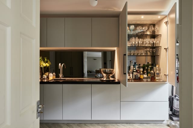 Chislehurst Matt Lacquer & Marble-Effect Kitchen